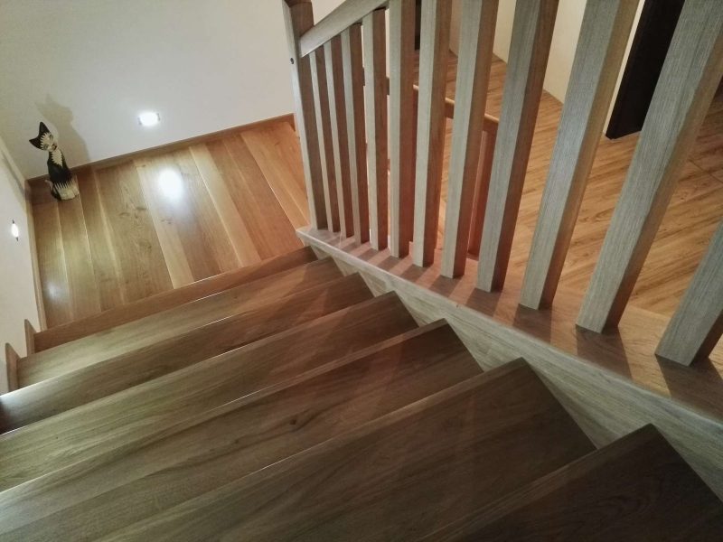 Dubové obložení betonového schodiště