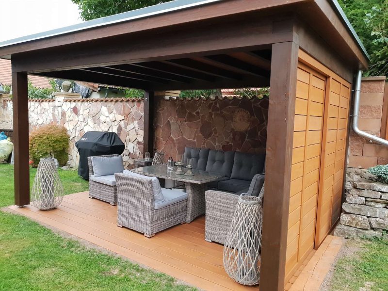 Pergola s pevnou foliovanou střechou a posuvnými dveřmi