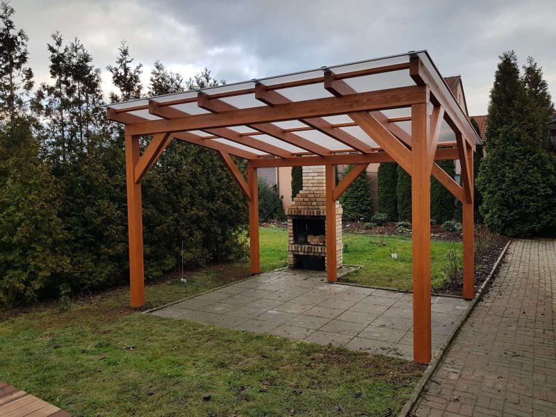Pergola se střechou z dutinkového polykarbonátu