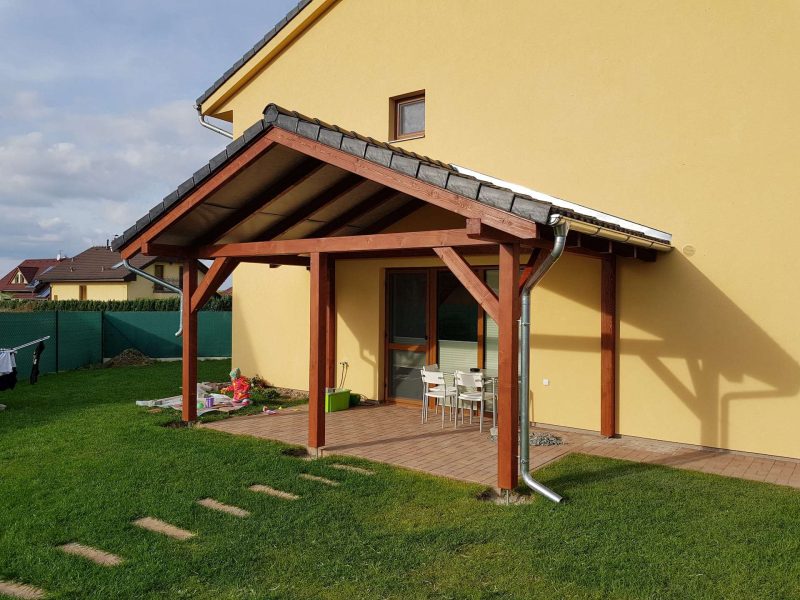 Pergola u domu s klasickou střechou