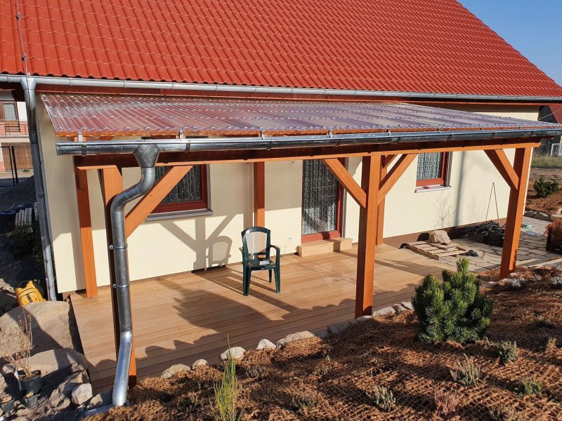 Pergola zastřešená trapézovým makrolonem