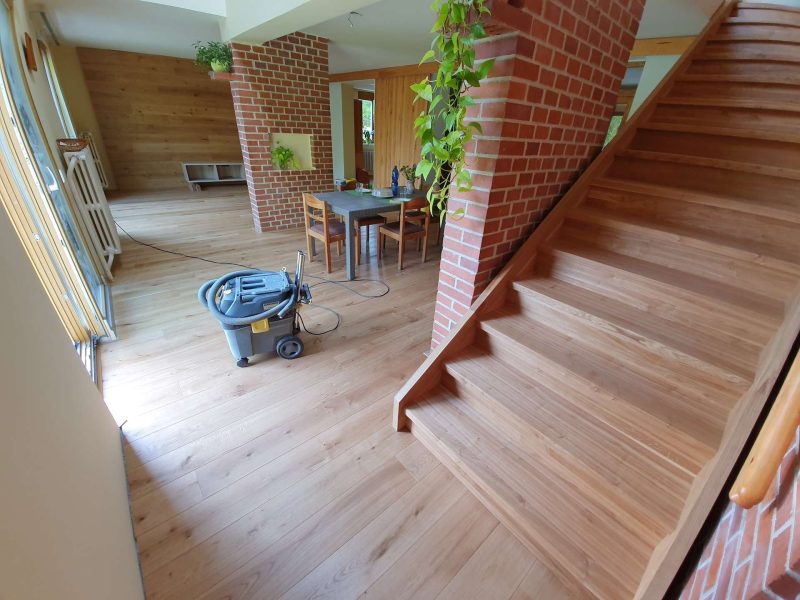 Samonosné přímé dubové schodiště