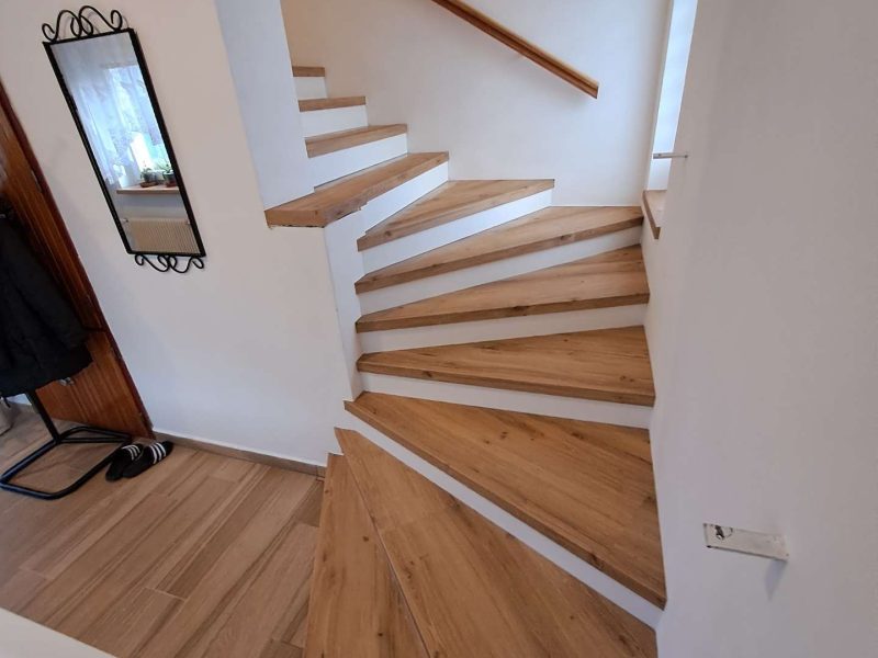 Schody Ecoline s nosem a bílou podstupnicí (2)