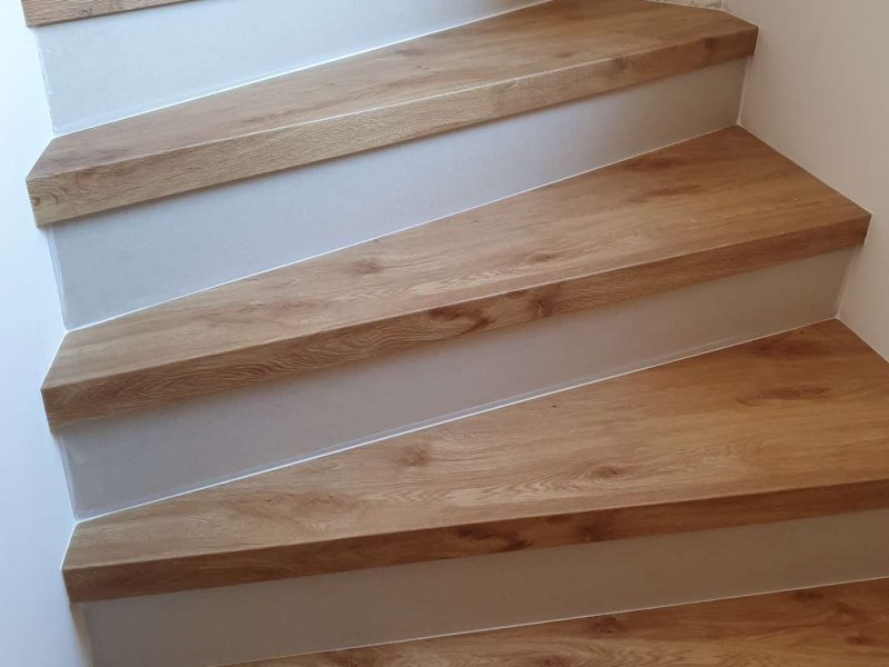 Schody Ecoline s nosem a bílou podstupnicí